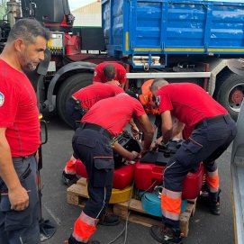 Bomberos colaborando en la carga del material