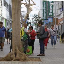 Ciudadanos en el centro de Arrecife. Demografía