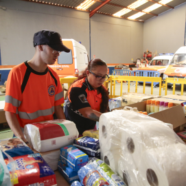 Recogida de productos en la sede de Protección Civil en Lanzarote. Foto: Juan Mateos