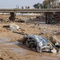 Restos de vehículos arrastrados por la corriente en el barranco del Poyo en Paiporta, Valencia, este lunes, tras el paso de la DANA. EFE/ Manuel Bruque