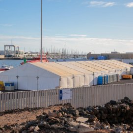 Carpas en las que se alojan personas migrantes para la primera atención en el muelle de Puerto Naos. Foto: Juan Mateos.