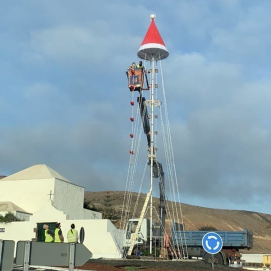 Colocación de alumbrado de Navidad en una de las rotondas del municipio de Tinajo