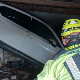 Un trabajador de EMERLAN en uno de los servicios en Valencia
