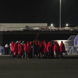 Asistencia a migrantes en Puerto Naos en la noche del lunes al martes. Foto: Dani Camacho.