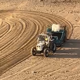 Tractor durante las tareas de limpieza y alisado de la playa de El Reducto