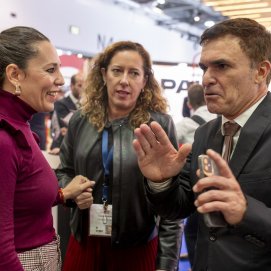 La consejera conversa con el CEO de la SPEL, Héctor Fernández, durante la WTM de Londres, donde hizo las declaraciones. Gasto Turístico.