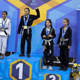 Carla Medina, la segunda por la derecha, tras conseguir un tercer puesto en el campeonato