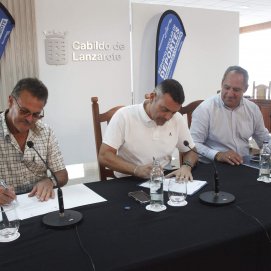 Firma del convenio con la federación de lucha.
