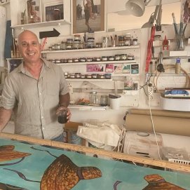 Ángel Cabrera en su estudio. Artesanía y Moda.