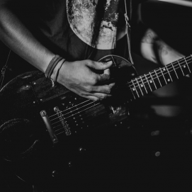 Músico tocando una guitarra eléctrica. Foto: Pexels