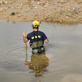Bomberos de Canarias rastrean la zona de la Albufera.