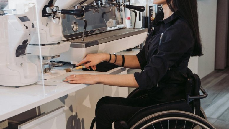 Una persona con discapacidad trabajando