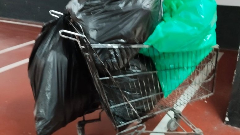 Bolsas de basura que tienen que llevar las trabajadoras hasta el contenedor