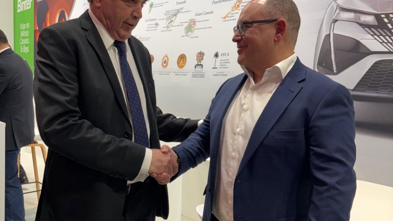 Mamerto Cabrera con el director comercial de Armas Trasmediterranea, Óscar Martínez.