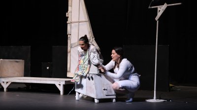 Representación teatral de 'El monstruo de colores'.