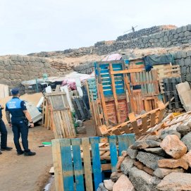 La operación de la Policía Local de Arrecife ha permitido desmantelar un fumadero de drogas en la zona de las antiguas salinas de Naos.