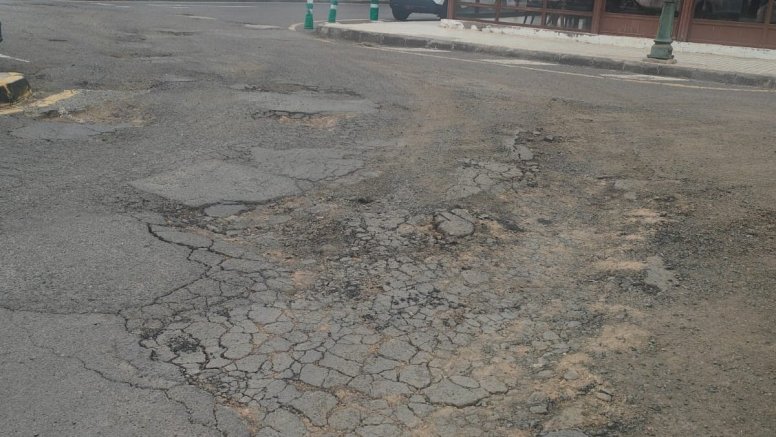 Socavones en una de las calles de Costa Teguise