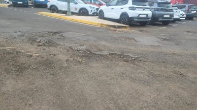 Socavones en una de las calles de Costa Teguise
