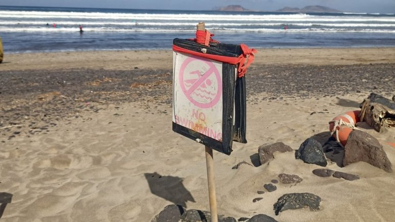 Cartelería deficiente en la playa de Famara