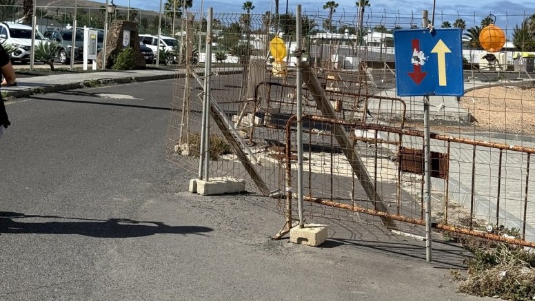 Vallas que obstaculizan el paso de vehículos en Playa Blanca