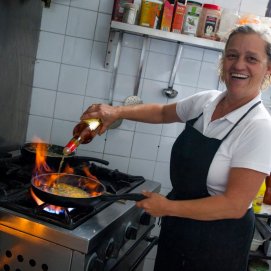 La propietaria de Casas Tomás en la cocina. Foto: redes sociales.