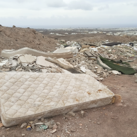 Colchones y basura en Montaña Mina