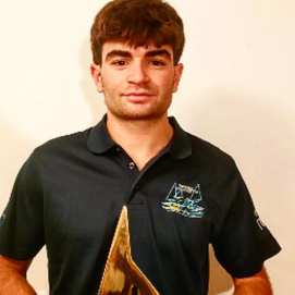 Mariano Stinga con el trofeo Almirante Daniel Novas