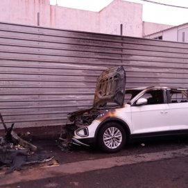 Incendio de contenedor y dos coches en Arrecife  (Fotos: La Voz)