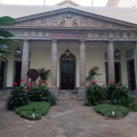 Fachada del Parlamento de Canarias, en Tenerife.
