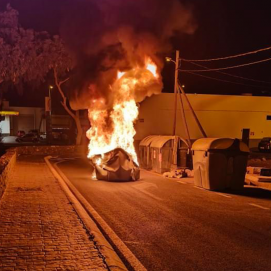 Contenedor ardiendo la pasada madrugada en Arrecife