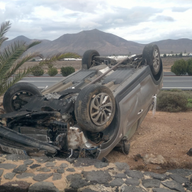 Coche volcado en Playa Blanca (Fotos: La Voz)