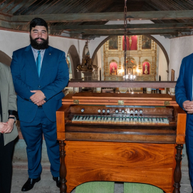 Jesús Machín y Migdalia Machín en su visita a la Iglesia de San Roque