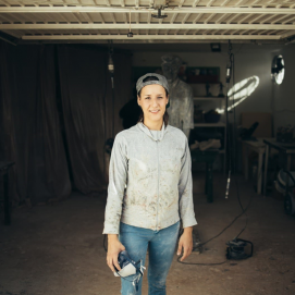 La escultora Cintia Machín durante uno de sus trabajos
