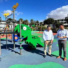 El alcalde de Arrecife, Yonathan de León, y el concejal de Parques Infantiles, Roberto Herbón, en un renovado parque junto al Charco de San Ginés. 