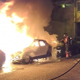 Incendio de contenedores y vehículos
