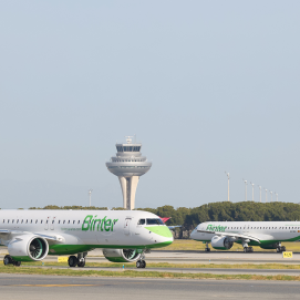 Aviones de la compañía Binter en un aeropuerto