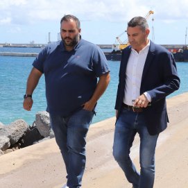 Oswaldo Betancort y Samuel Martín presentan nuevas ayudas a la pesca en Lanzarote.