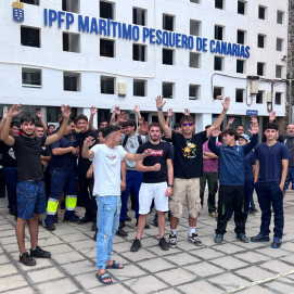 Alumnos de la Escuela de Pesca durante la manifestación. Fotos: La Voz