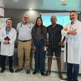 Antía Piñeiro junto a su padre y médicos del Hospital Doctor Negrín de Gran Canaria