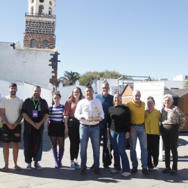 Oswaldo Betancort y Marci Acuña junto a miembros de colectivos que gestionan el Punto Naranja