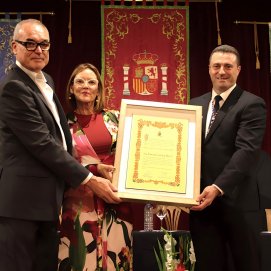 El alcalde de Yaiza entrega Pergamino a Pascual y Carmen Calabuig Miranda. (1)