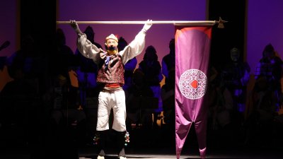 Los Buches llenan el Salinero con 'Banderas del tiempo'