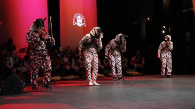 Los Buches llenan el Salinero con 'Banderas del tiempo'
