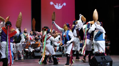 Los Buches llenan el Salinero con 'Banderas del tiempo'