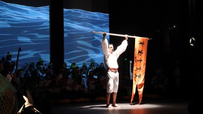 Los Buches llenan el Salinero con 'Banderas del tiempo'