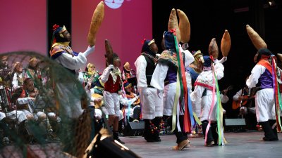 Los Buches llenan el Salinero con 'Banderas del tiempo'