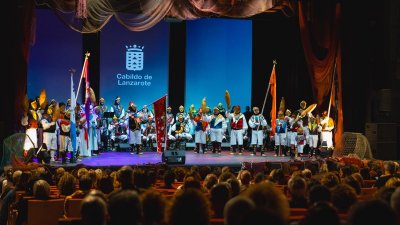 Los Buches llenan el Salinero con 'Banderas del tiempo'