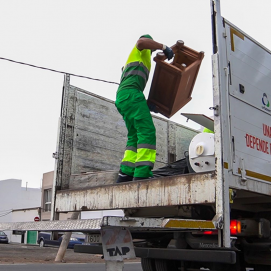 Trabajador recogiendo basura en Arrecife