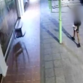 Momento en el que un joven tira una silla a uno de los comercios en Costa Teguise