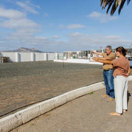 La alcaldesa y el concejal de Obras en el cementerio municipal Teguise